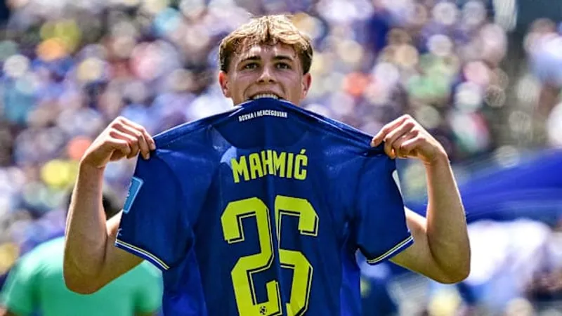 Ervin Mahmić slavi gol s dresom u rukama